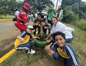 Veolia participó en jornada de embellecimiento en la Institución Educativa Oficial Llano Verde