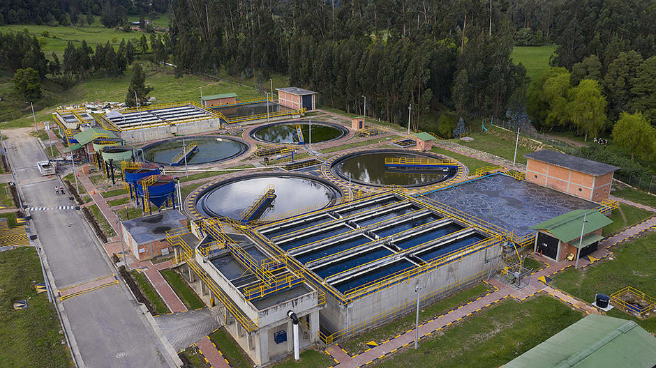 Conociendo nuestra Huella de Carbono, podemos identificar las áreas con mayor impacto y establecer estrategias para reducir las emisiones. Esto nos permite tomar decisiones informadas y adoptar medidas concretas para descarbonizar nuestras operaciones de manera efectiva.