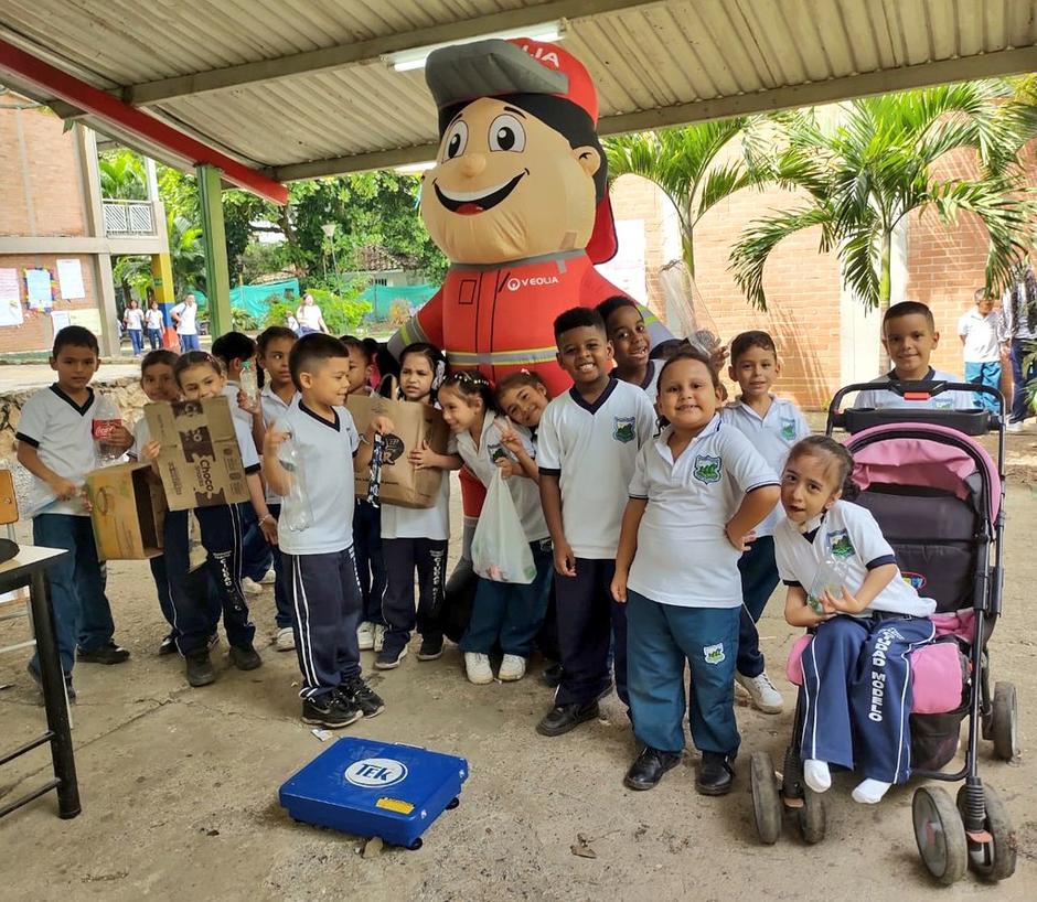 En un ejemplar ejercicio de educación ambiental, estudiantes de la Institución Educativa Ciudad Modelo protagonizaron una masiva jornada de reciclaje que logró recolectar más de 2 toneladas de material aprovechable. La actividad, desarrollada en alianza entre Veolia y la Fundación de Recicladores CICLOS, demuestra el poder de la articulación entre el sector educativo y ambiental. Los jóvenes de la comuna 11 de Cali demostraron su compromiso con el medio ambiente al aportar materiales como plástico, cartón y