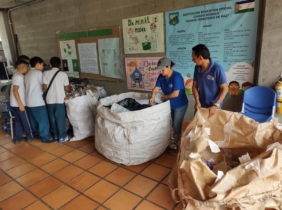 En un ejemplar ejercicio de educación ambiental, estudiantes de la Institución Educativa Ciudad Modelo protagonizaron una masiva jornada de reciclaje que logró recolectar más de 2 toneladas de material aprovechable. La actividad, desarrollada en alianza entre Veolia y la Fundación de Recicladores CICLOS, demuestra el poder de la articulación entre el sector educativo y ambiental. Los jóvenes de la comuna 11 de Cali demostraron su compromiso con el medio ambiente al aportar materiales como plástico, cartón y