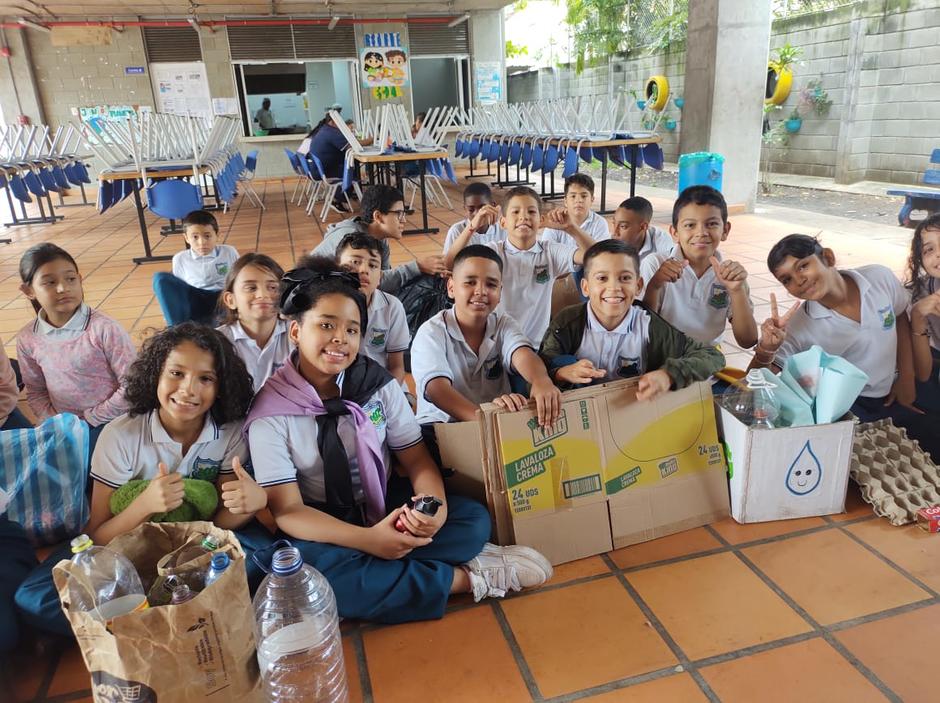 En un ejemplar ejercicio de educación ambiental, estudiantes de la Institución Educativa Ciudad Modelo protagonizaron una masiva jornada de reciclaje que logró recolectar más de 2 toneladas de material aprovechable. La actividad, desarrollada en alianza entre Veolia y la Fundación de Recicladores CICLOS, demuestra el poder de la articulación entre el sector educativo y ambiental. Los jóvenes de la comuna 11 de Cali demostraron su compromiso con el medio ambiente al aportar materiales como plástico, cartón y