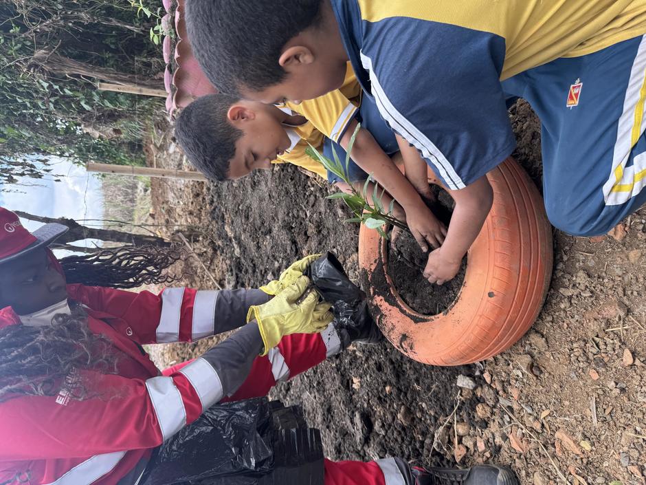 Veolia participó en jornada de embellecimiento en la Institución Educativa Oficial Llano Verde