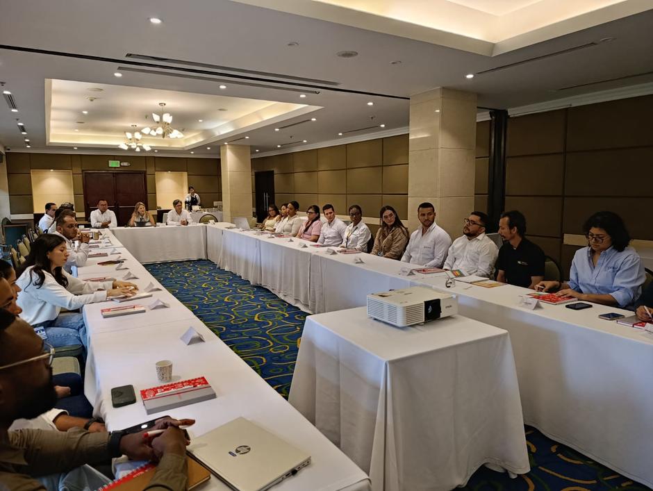 El pasado viernes 20 de junio, en el Hotel Intercontinental de Cali, Veolia llevó a cabo, por primera vez, un encuentro con sus clientes estratégicos. El evento reunió a 30 representantes de destacadas empresas como Ríopaila, Cartonera, Sonoco, entre otras, con el objetivo de consolidar y potenciar los servicios que ofrece la compañía.  Durante la jornada, se generó un espacio de diálogo y colaboración, enfocado en fortalecer las relaciones comerciales con las industrias que desempeñan un papel fundamental 