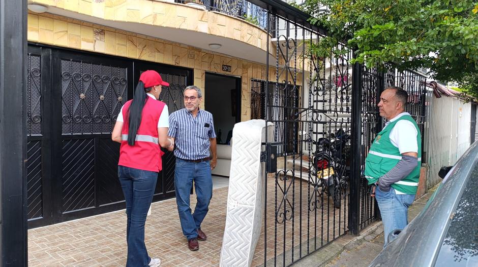 Veolia y UAESP lanzan la campaña ambiental “No Hagas el Oso con los Voluminosos”, destacando el servicio gratuito de recolección de residuos.