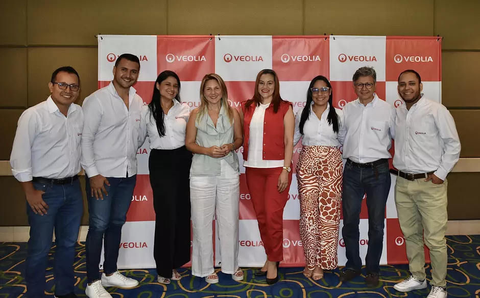 En el marco de la Semana de la Experiencia 2025, evento anual de Veolia, se desarrolló el segundo conversatorio titulado “Entendiendo al cliente de servicios no regulados y sus experiencias en Veolia”. El encuentro, realizado en el Salón Palmeras del Hotel Intercontinental de Cali, reunió a aliados estratégicos del sector industrial para fortalecer vínculos y compartir experiencias. El evento generó un espacio propicio para el diálogo directo con los representantes industriales del Valle del Cauca, donde s